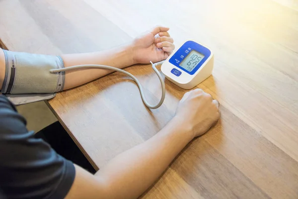 Homem Está Cuidando Saúde Com Monitor Batimento Pressão Arterial Tom — Fotografia de Stock