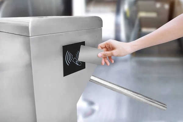 Kadın giriş kartına dokunmak için kart kullanıyor. Güvenlik sistemi..