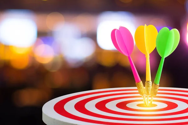 Yuvarlak hedef numaralarla ve odağını kaybetmiş ya da bulanık bokeh arkaplan ile işaretlenmiş. İş hedefleri, izleyici, pazar, grup, analiz, risk, faiz, alan, değer