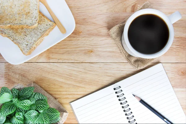 Bok Penna Litet Träd Rostat Bröd Och Svart Kaffe Bordet — Stockfoto