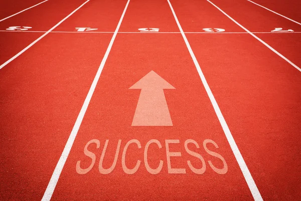 Kelime Success Atletik Pist Numarası Kırmızı Lastik Yarış Pistinde Koşma — Stok fotoğraf