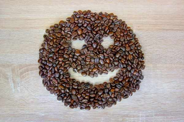 Ziarna Kawy Rozłożone Formie Uśmiechu Tle Drewna — Zdjęcie stockowe