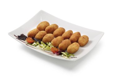  Beyaz arka planda salatalı jambonlu kroket.