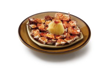 Beyaz arka planda patatesli ve kırmızı biberli Galiçya ahtapotu