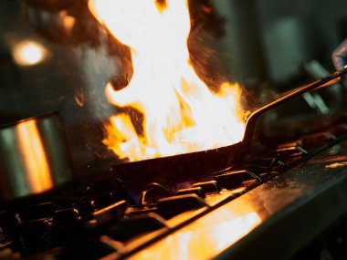 Restoranda kızartma tavası yanıyor.