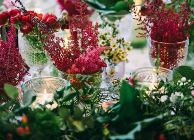 Güzel çiçekli düğün masası.