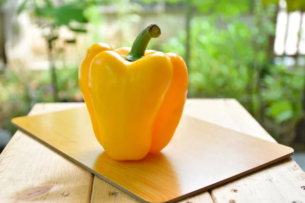 Pimienta Amarilla Una Tabla Cortar Madera — Foto de Stock