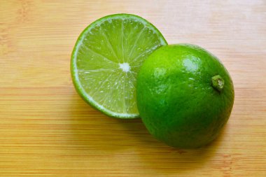 Tahta arka planda limon turunçgillerinin yarısı.