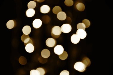 Siyah arka planda, karanlıkta sarı bokeh