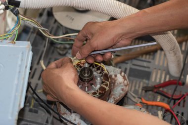 Çamaşır makinesi motorları tamir ediliyor