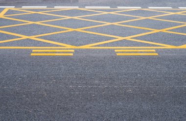 Yol üzerinde sarı bölge işareti yok, asfalt yüzey