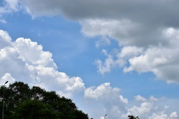 Голубое Небо Белым Облаком Темное Облако Перед Грозой — стоковое фото
