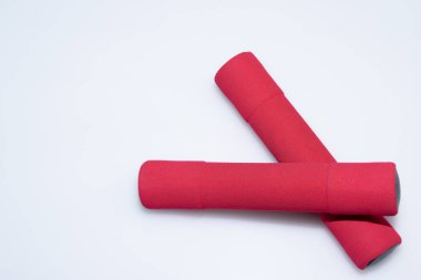 Egzersiz için beyaz arkaplanda kırmızı halterler 