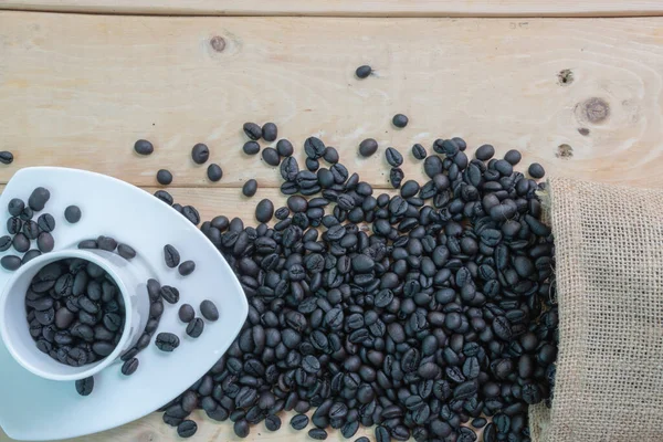 Svarta Kaffebönor Vit Kopp Och Kaffebönor Säck — Stockfoto