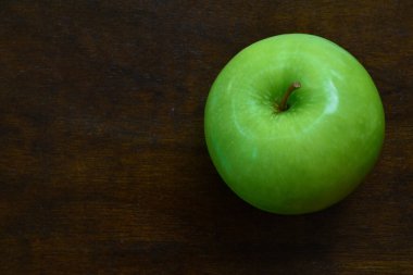 Ahşap arkaplanda yeşil elma