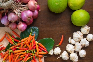 Sıcak ve baharatlı, Tayland yemekleri ahşap tahtaya konur.