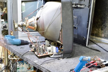 Tamirhanedeki televizyon tüpünü tamir ediyorum.