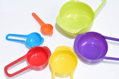 Renkli plastikten yapılmış bir kaşık seti. Plastik ölçüm kaşıkları, yakın çekim, mutfak ekipmanları.