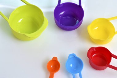 Renkli plastikten yapılmış bir kaşık seti. Plastik kaşık grubu, yakın çekim, mutfak ekipmanları. 
