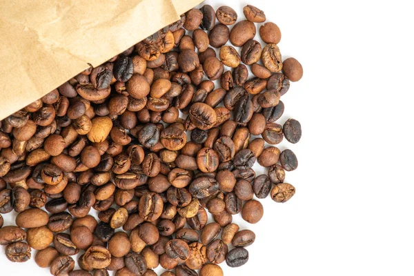 Rostade Kaffebönor Brun Papperspåse Placerad Vit Bakgrund Brunettrostade Kaffebönor — Stockfoto