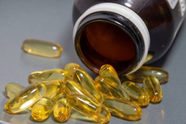 Balık yağı kapsülleri ve kabı yumuşak jel kapsülünün içindeki balık yağı.