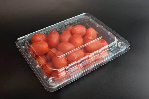 Tomates Embalagens Plásticas Colocados Sobre Fundo Preto — Fotografia de Stock