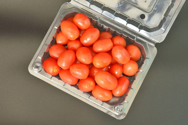 Tomates Dans Emballage Plastique Placé Sur Fond Noir — Photo