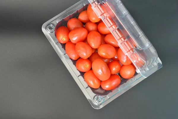 Tomates Dans Emballage Plastique Placé Sur Fond Noir — Photo