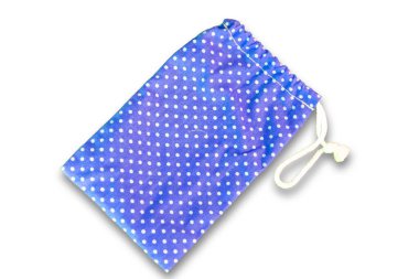 Beyaz arka planda benekli mavi kumaş çanta.