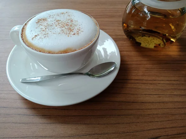 白いカップでカプチーノとコーヒーショップで熱いお茶 — ストック写真
