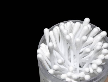 Siyah arka planda plastik kutuda pamuk tomurcukları