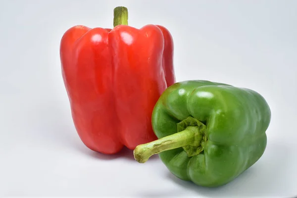 Κόκκινο Και Πράσινο Bell Pepper Απομονώνονται Γκρι Φόντο — Φωτογραφία Αρχείου