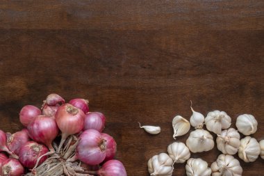 Tahta masaya konmuş sarımsak ve arpacık soğanları.