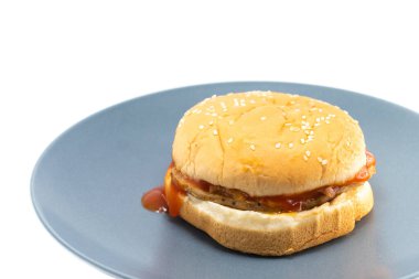 Domuz pastırmalı ve peynirli domuz burger, abur cubur veya beyaz arka planda Amerikan usulü fast food. 