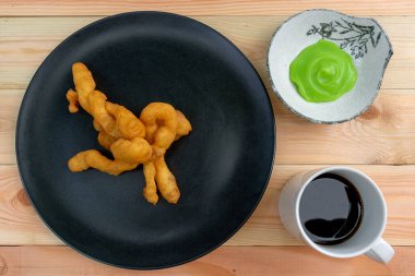 Pa Tong Go Çin usulü kızarmış hamur ve pandan muhallebi ve espresso kahvesi ASEAN usulü ahşap bir kahvedir..