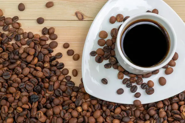 Espresso Svart Kaffe Vit Kopp Med Rostade Kaffebönor Träytan — Stockfoto