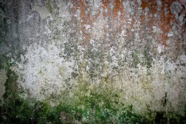 Boyanın düştüğü ve çok kirli olan eski beton yüzey..