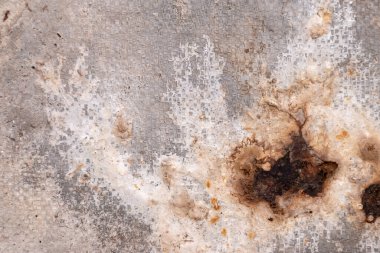 Boyanın düştüğü ve çok kirli olan eski beton yüzey..