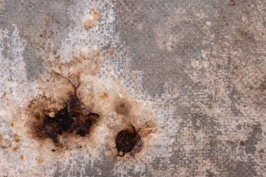 Boyanın düştüğü ve çok kirli olan eski beton yüzey..