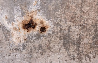 Boyanın düştüğü ve çok kirli olan eski beton yüzey..