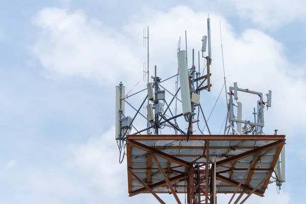 Övre Delen Tornet Som Innehåller Antennen Kommunikationsnätet — Stockfoto