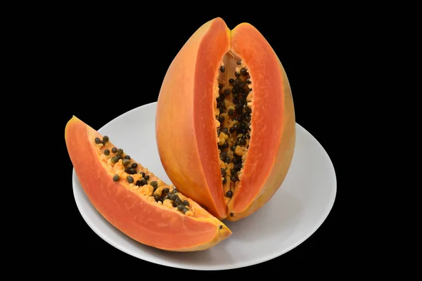 Reife Papaya Wird Geschnitten Und Einen Weißen Teller Auf Schwarzem — Stockfoto