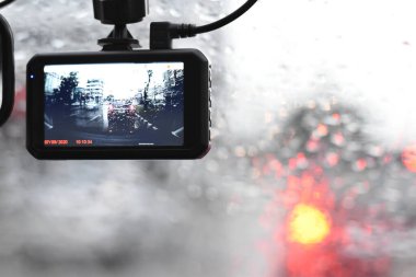 Araba kamerası yağmur yağarken trafiği kaydediyor..