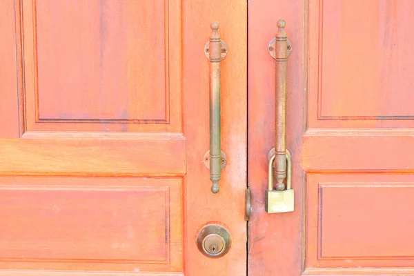 Les Clés Sont Accrochées Sur Poignée Vieille Porte Bois Rouge Photo De Stock