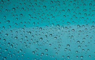 Yağmurdan sonra bardaktaki su damlacıkları