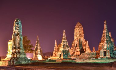 Chaiwatthanaram Tapınağı Tayland 'ın eski bir sembolüdür. Bu resim gece çekildi..