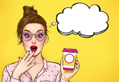 Hayret Pop Art kadınla kahve fincanı. Reklam afiş veya wow yüz çizgi roman tarzı ile seksi kız ile yeni yıl eğlencesi daveti.