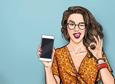 Akıllı pone ve Ok işareti gösteren gözlüklü kadın göz kırpıyor. Telefon tutan pop sanat kızı. Cep telefonu mesajı veya yeni uygulama gösteren dijital reklam kadın modeli.