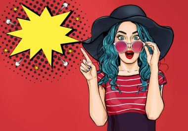 Pop Art Woman ürün gösteren şapka ve gözlük şaşırttı. Kıvırcık saçlı güzel kız kabarcık işaret ediyor. Ürününüzü sunmak. Etkileyici yüz ifadeleri