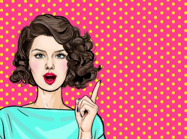 Ağzı açık ve parmağını havaya kaldırmış, şaşırmış genç seksi bir kadın. Kıvırcık saçlı güzel kız ürününüzü gösteriyor. Etkileyici yüz ifadeleri.